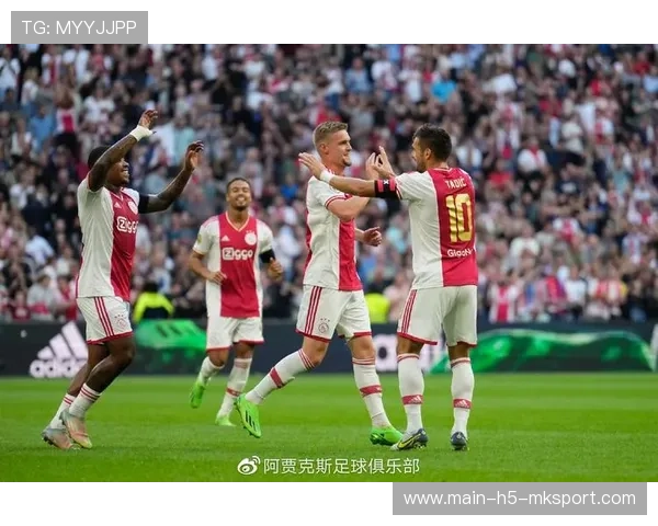阿贾克斯力克对手，荷甲冠军争夺激烈，阿贾克斯 利兹联